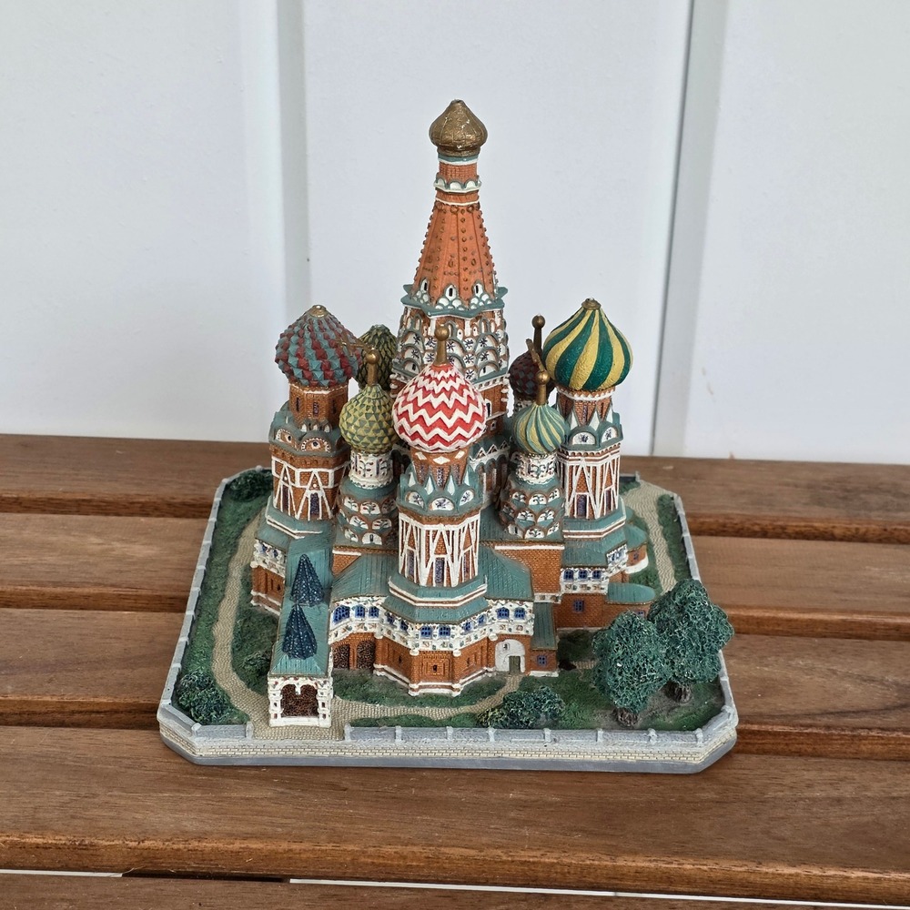 Danbury Mint St. Basils Cathedral Red Square Moscow Russia Figurine 1994 READ